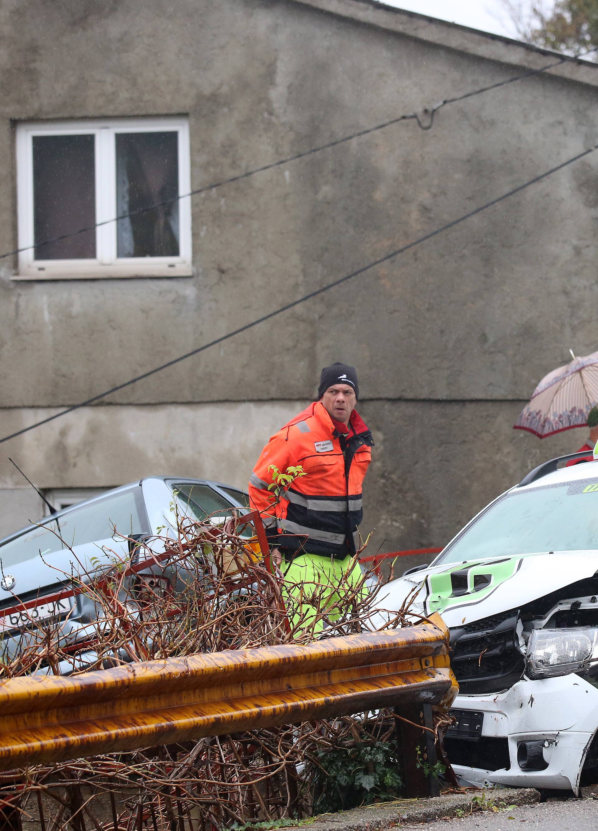 Rijeka: VozaÄ Taxi Cammea udario parkirano vozilo koje je zavrÅ¡ilo na zaÅ¡titnoj ogradi