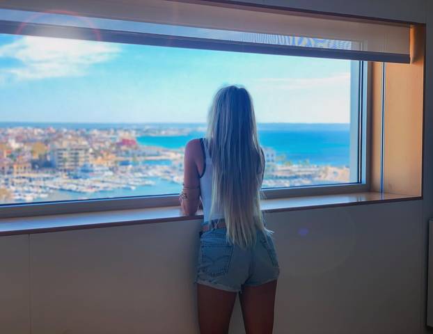 FOTO Paklena je za volanom, a tek kad skine gaćice i grudnjak