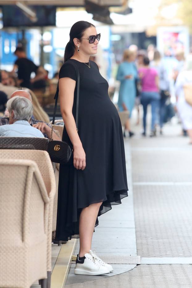 ARHIVA - 2018. Zagreb: Slaven Bilić s trudnom zaručnicom Ivanom prošetao gradom