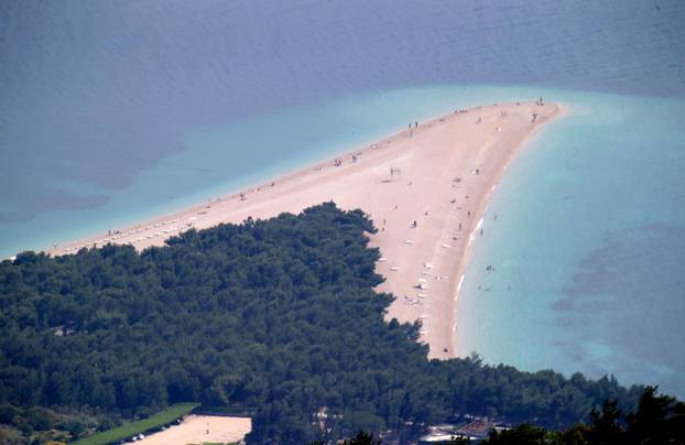 Pogled na plažu Zlatni rat s Vidove gore