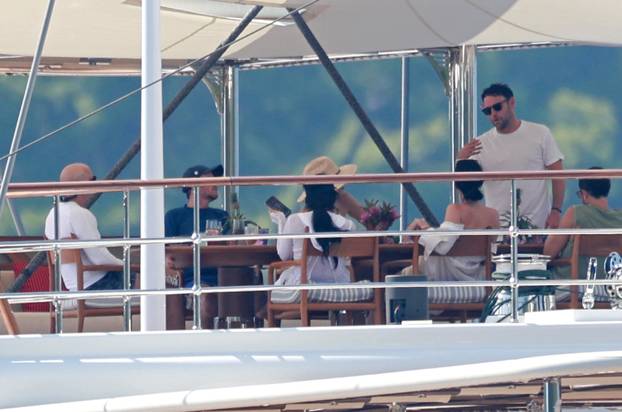 Lastovo: Poznati na jahti Jeffa Bezosa zabavljali se na palubi i u moru