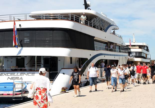 Šibenik: Kruzeri i turisti okupirali šibensku rivu