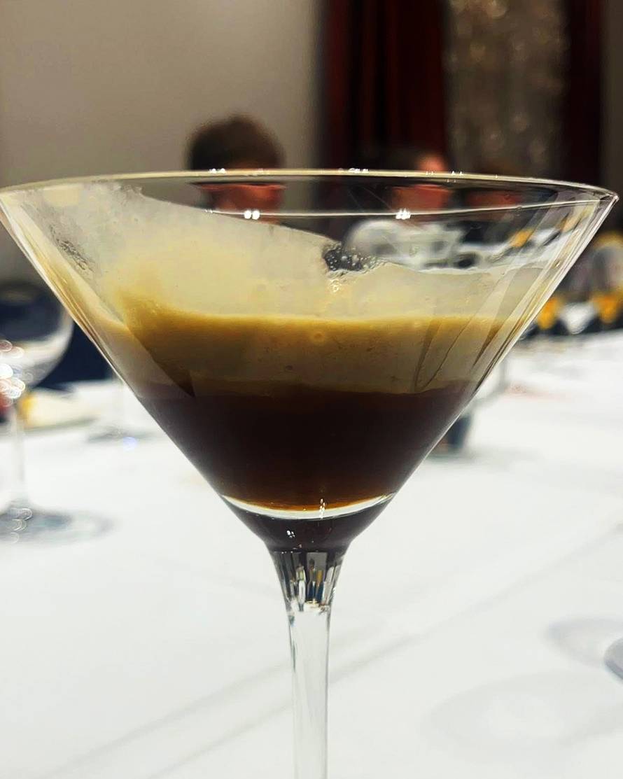 Žižula koktel služi se s pačjim prsima u finom umaku od kave