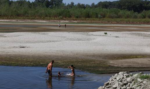Pogledajte rekordno nizak Dunav: Gase reaktore, nasukao se kruzer u Rumunjskoj