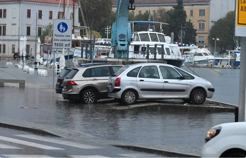 UŽIVO Diljem obale poplavljene ceste, tržnice i kafići. U Bakru zabilježena povijesna plima