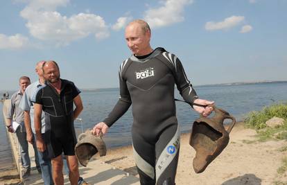 Čak i roni: V. Putin je iz mora izronio dvije starogrčke amfore