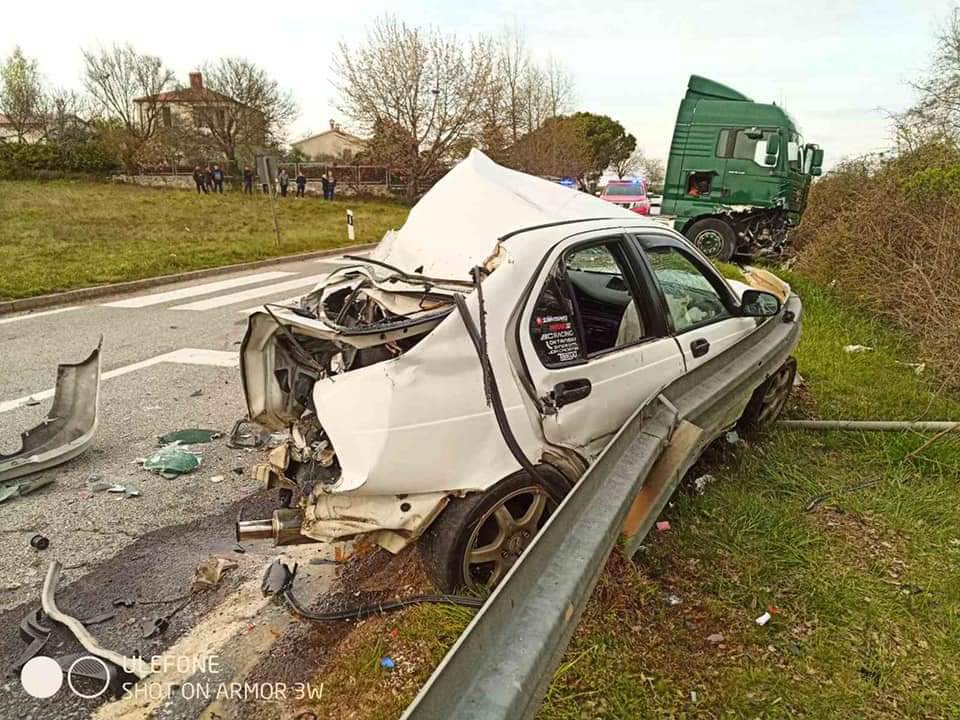 Vozač iz Honde na intenzivnoj, ima teške ozljede. Vatrogasci su ga morali izvlačiti iz automobila