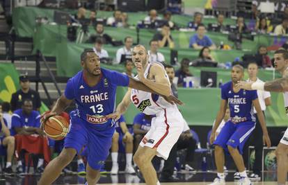 Diaw navijače pozdravlja s tri prsta, Srbija po svoj prvi finale