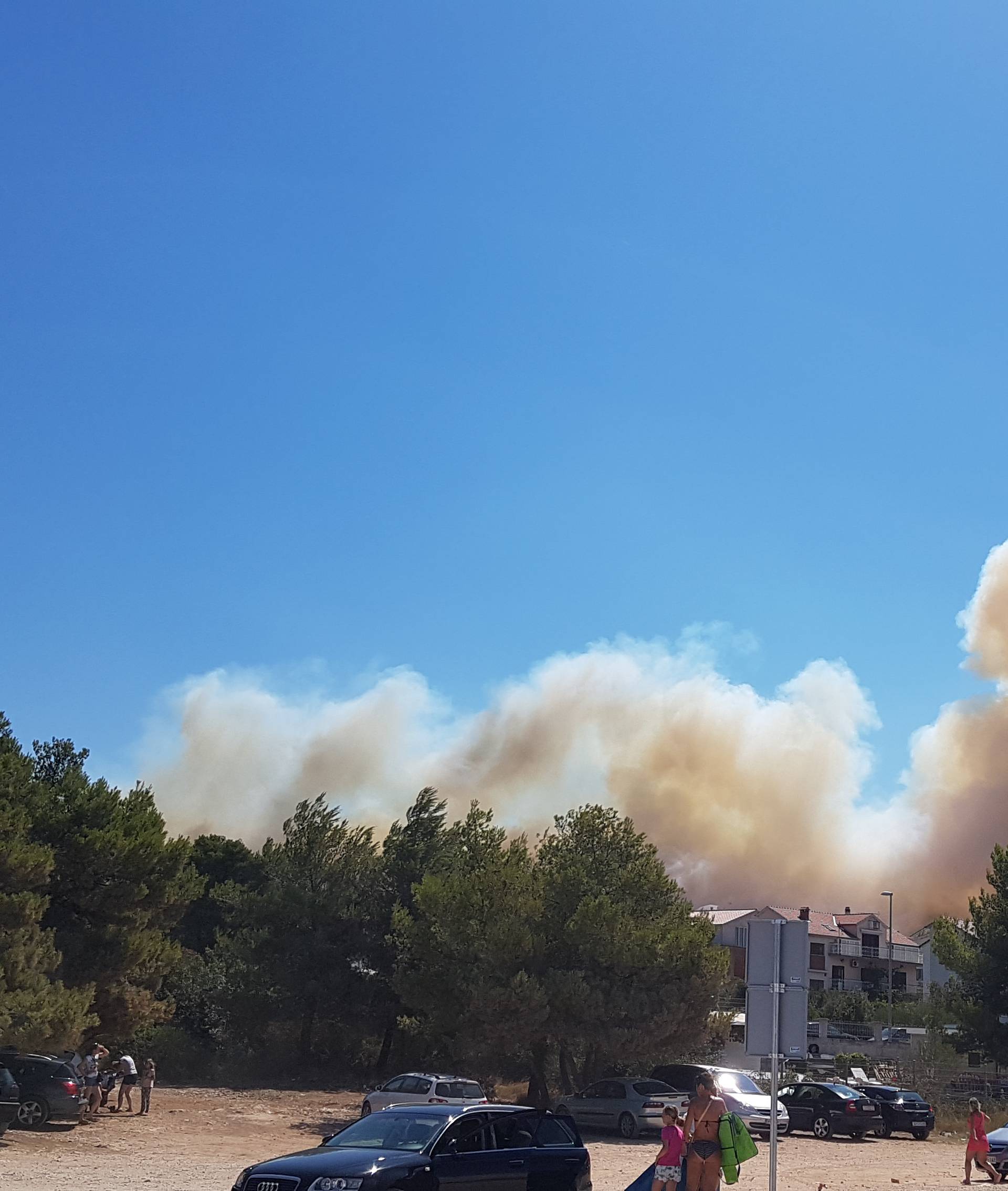 Kod Šibenika spasili kuće, gori kod Šestanovca, na Marjanu...