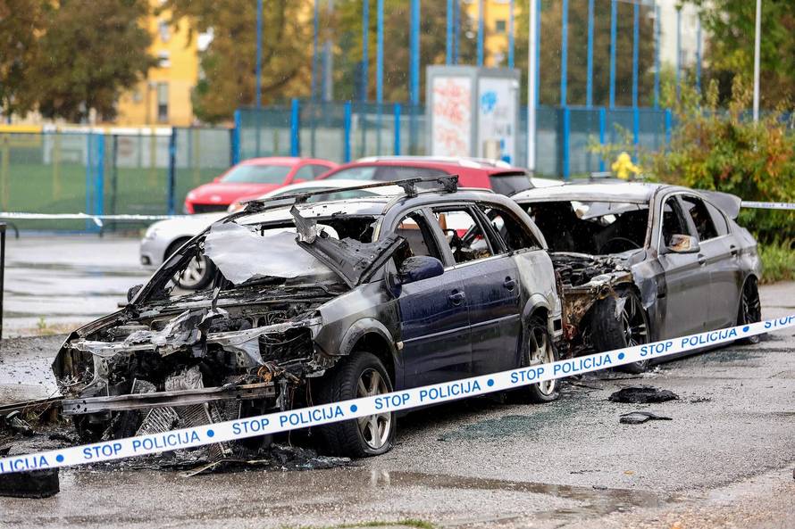 Zagreb: Dva automobila u Vrapču u potpunosti izgorjela, policijski očevid je u tijeku
