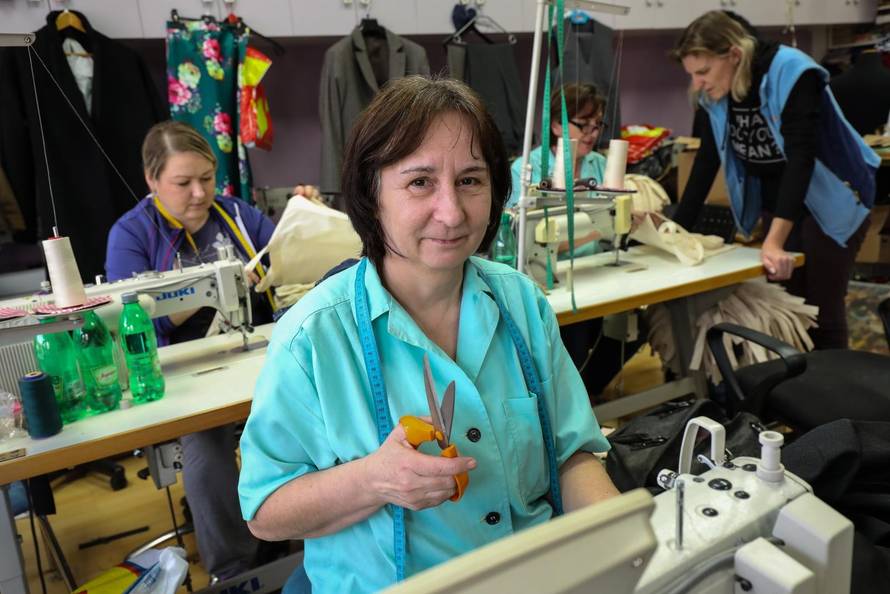 Bivše radnice Kamenskog: Šiju novo, krpaju staro i prodaju...