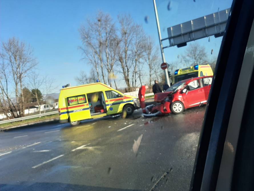 Jedan ozlijeđen u sudaru dva automobila u Novom Zagrebu