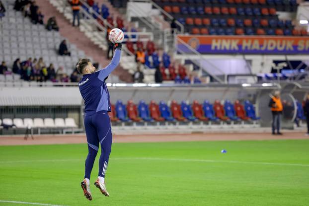Zagrijavanje nogometaša uoči početka utakmice 13. kola SuperSport HNL-a između Hajduka i Osijeka