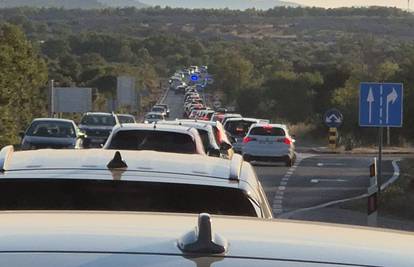 Nesreća kod šibenskog mosta: Sudarila su se dva automobila i motocikl. 'Čep je u oba smjera!'