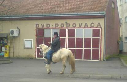 Popovača: Putuje konjem jer mu je benzin preskup