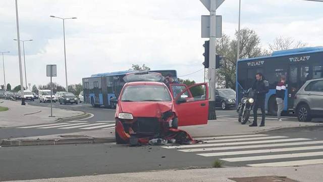 Autom se zabio ravno u stup: Još ne znaju ima li ozlijeđenih