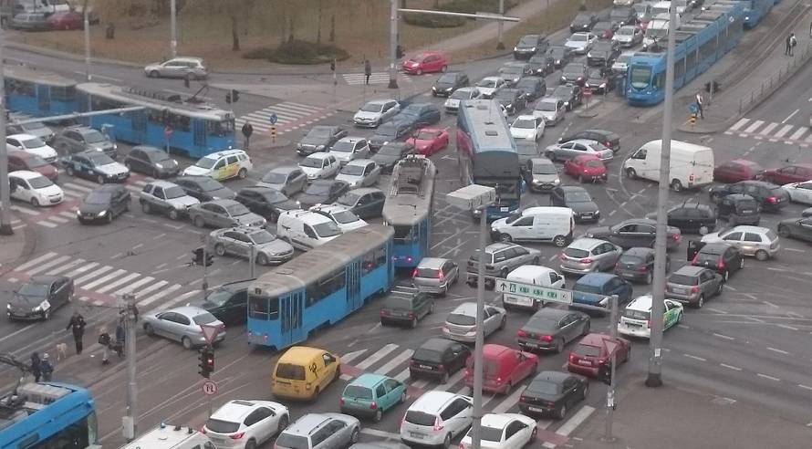 Zagreb je u prometnoj blokadi: Velike gužve, sudari, prijetnje...