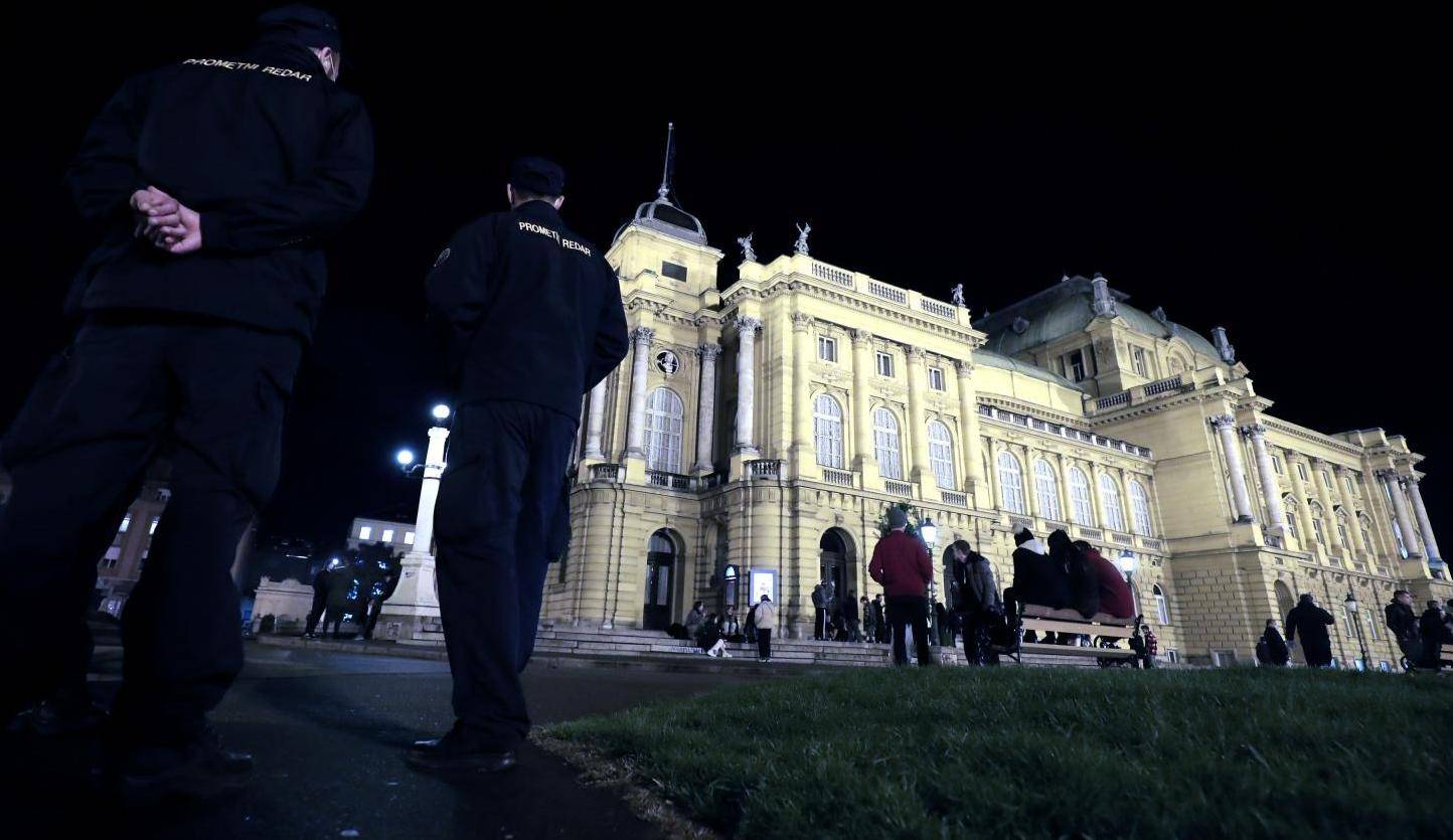 Zagreb: Redari upozorili mlade koji se zabavljaju ispred HNK