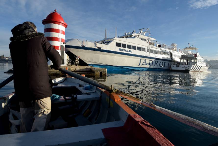 U Zadru se nasukao katamaran Novalja