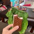 Mama podijelila genijalan trik kako jesti slatkiše djeci iza leđa