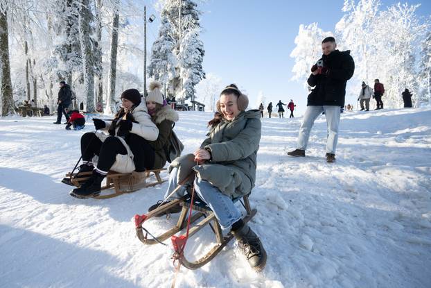 Zagreb: Građani uživaju u suncem okupanom Sljemenu 