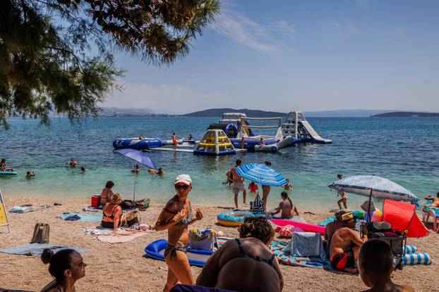 Kaštel Stafilić: Gužva na plaži Gabine