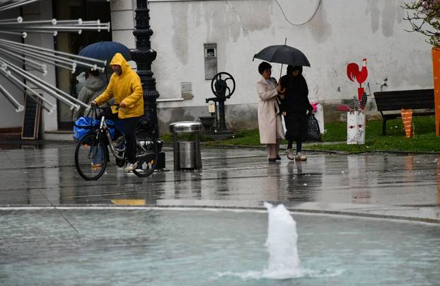 Slavonski Brod:  Kišno i tmurno proljetno poslijepodne na gradskim ulicama