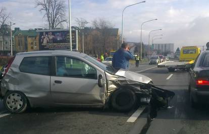 Zabio se u aute? U sudaru tri vozila dvoje lakše ozlijeđeno