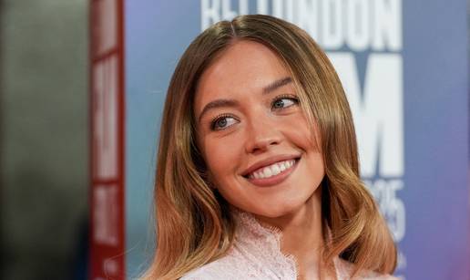 Zanosna Sydney Sweeney u haljini koja joj naglašava obline