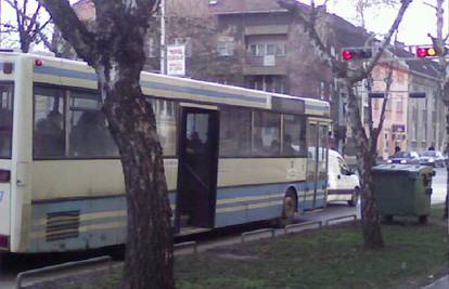 U Osijeku vozio autobus s otvorenim vratima