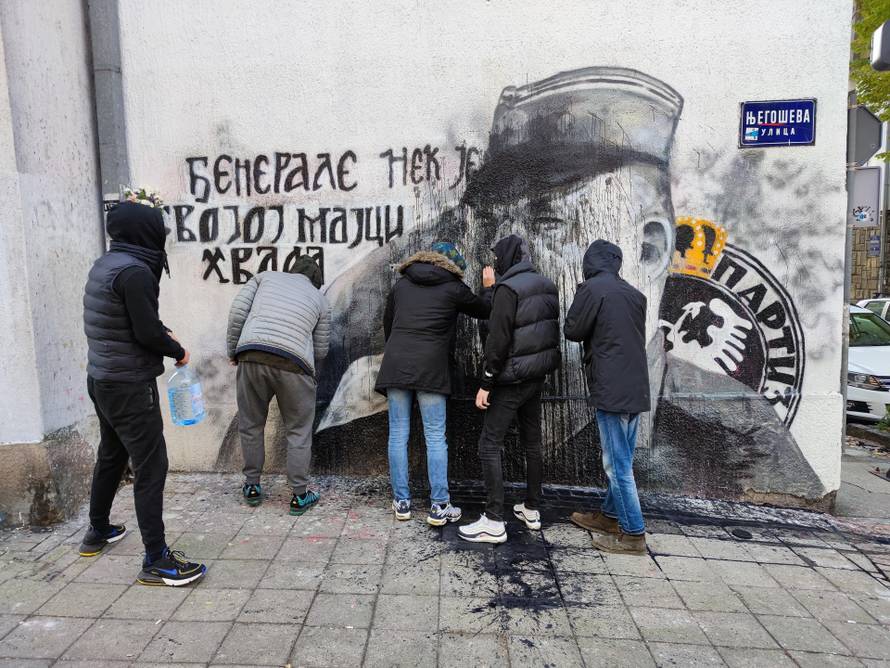 Beograd: Grupa mladića čisti crnu boju koju je netko bacio na Mladićev mural