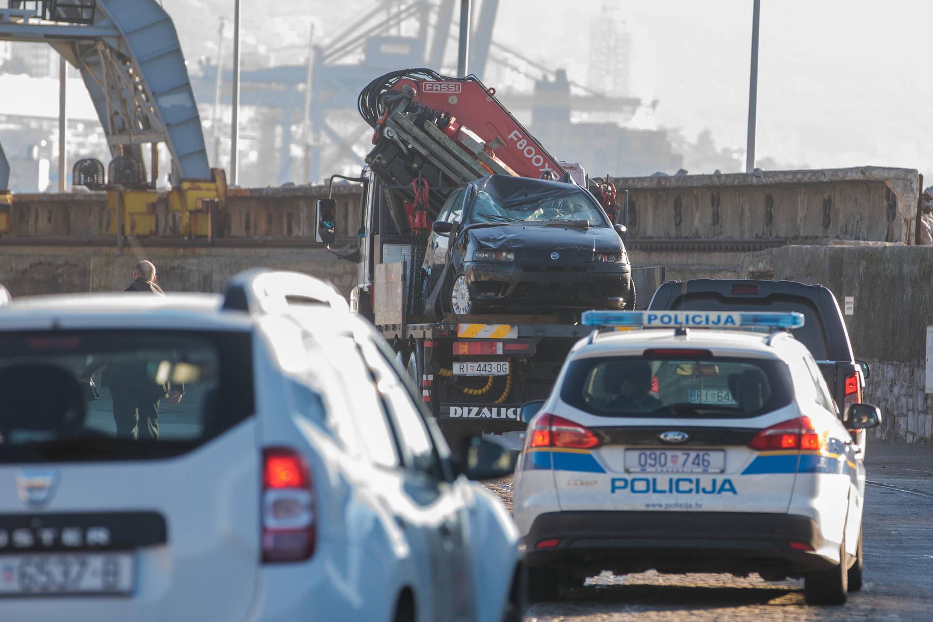 Rijeka: Izvađen automobil iz mora nakon što je vozač zaboravio ručnu kočnicu