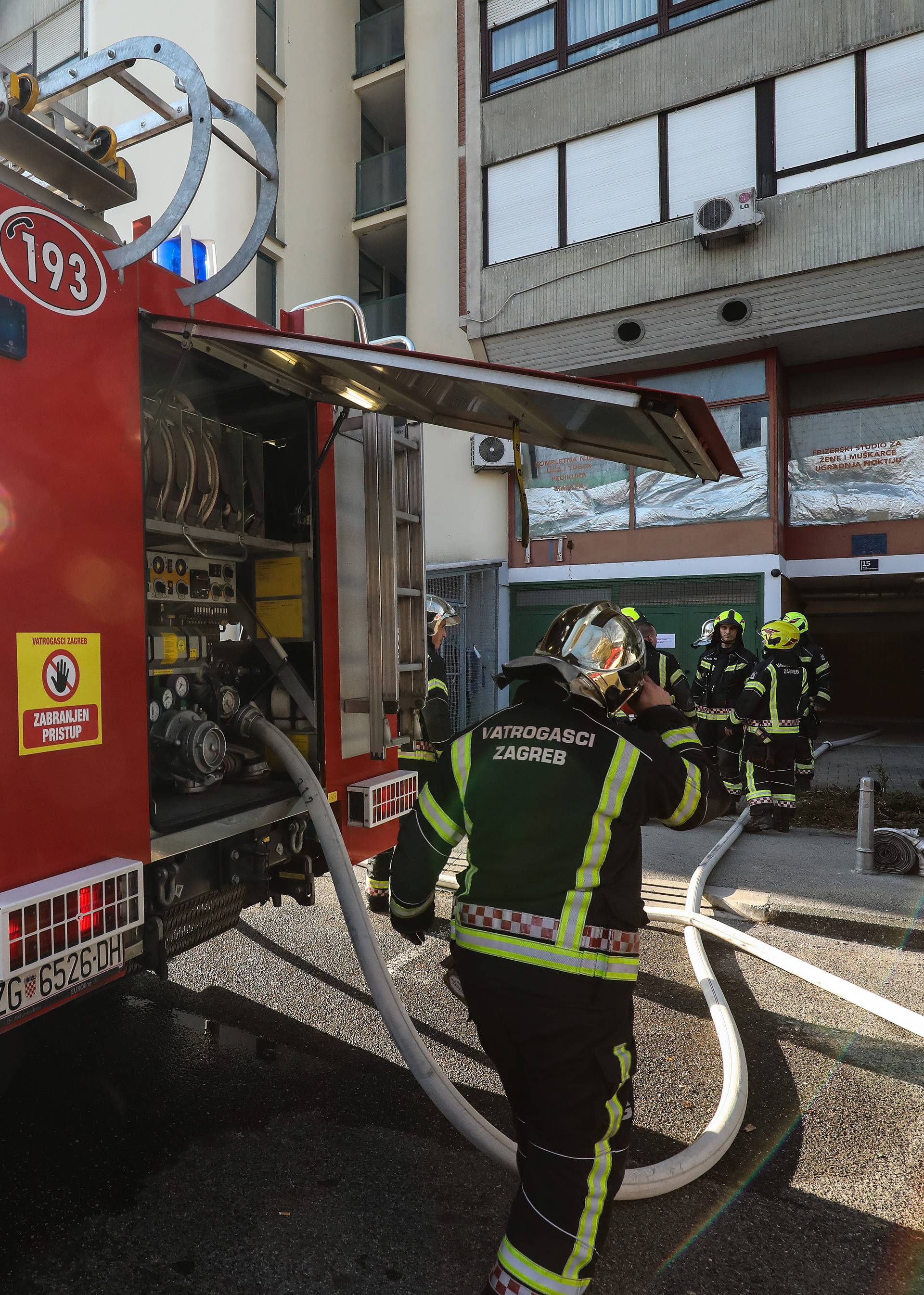 Gorjeli automobili na Mamutici: Jako se dimilo iz otvora garaže