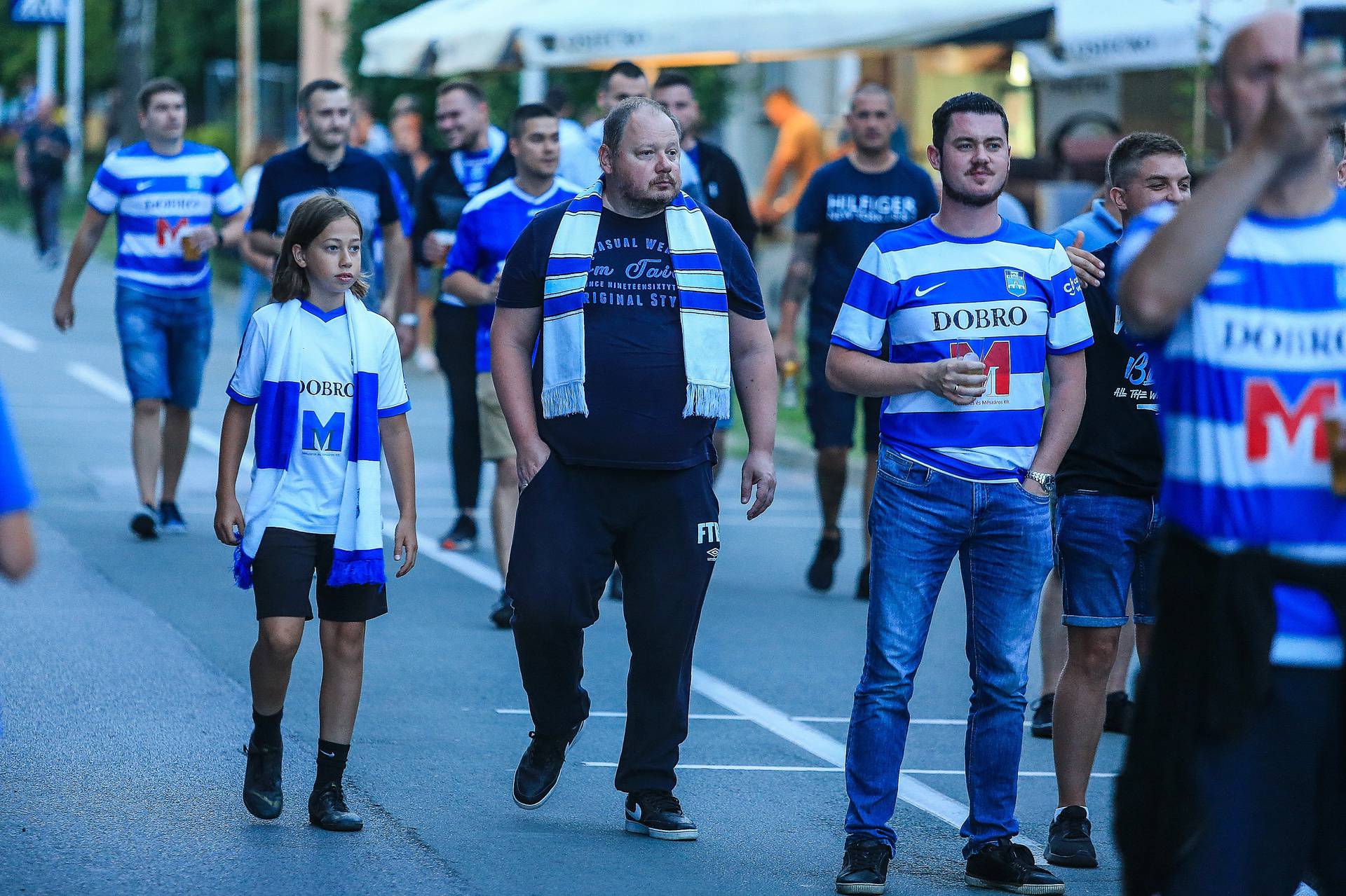 Osijek: Navijači Kohorte okupljaju se ispod istočne tribine uoči utakmice Osijeka i Lokomotive
