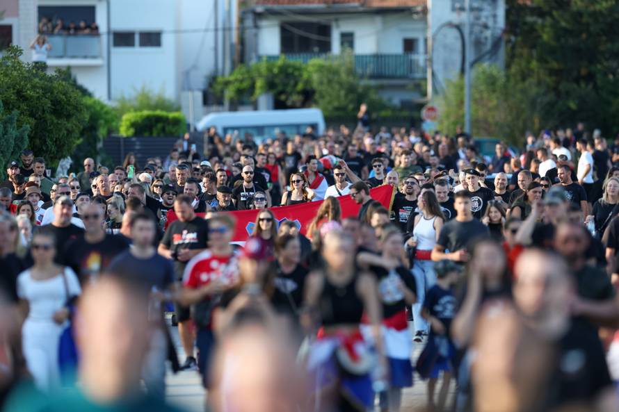 Sinj: Posjetitelji dolaze na hipodrom uoči početka Thompsonovog koncerta