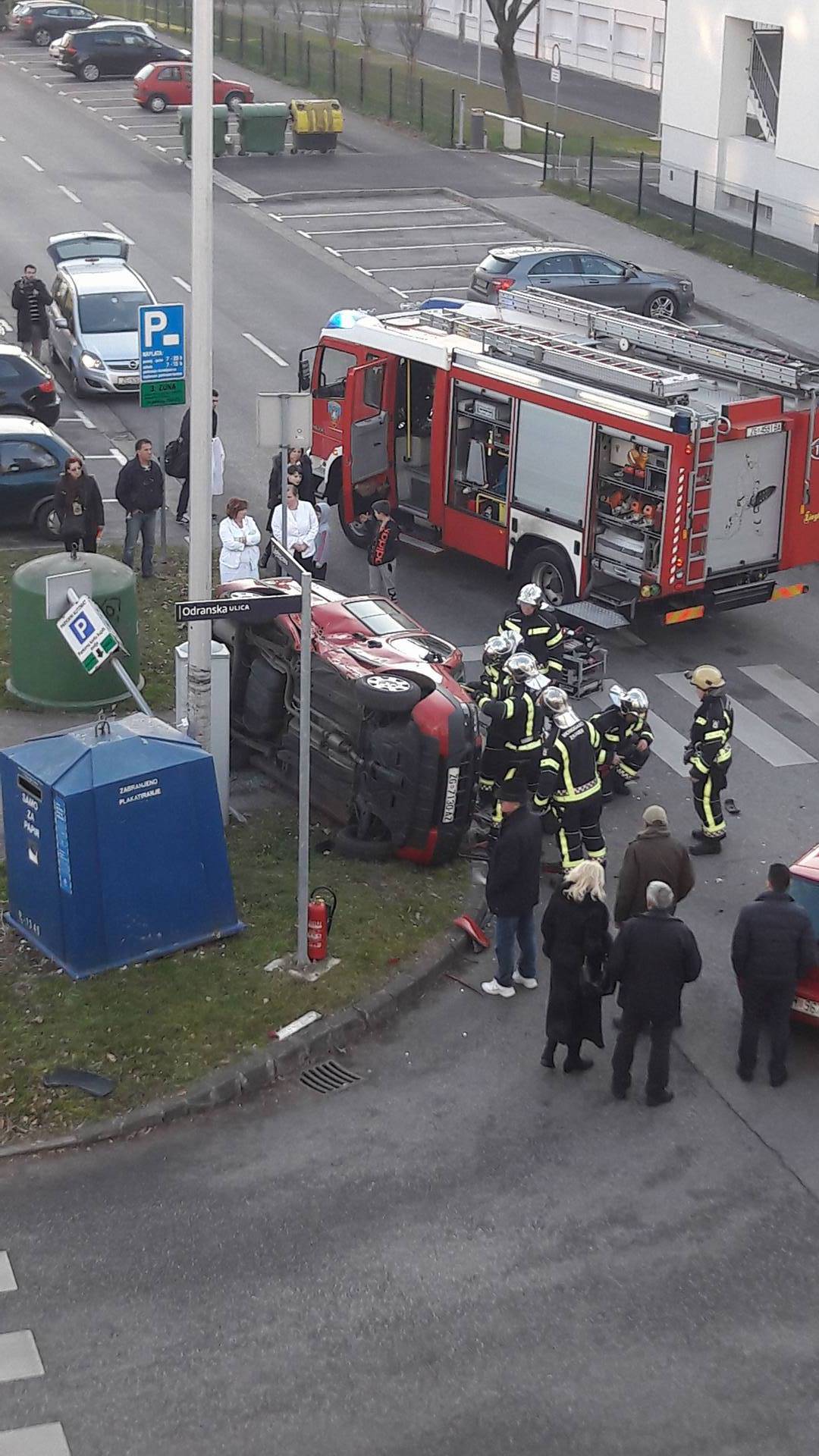 Sudario se pa se prevrnuo: Iz auta ga oslobađali vatrogasci