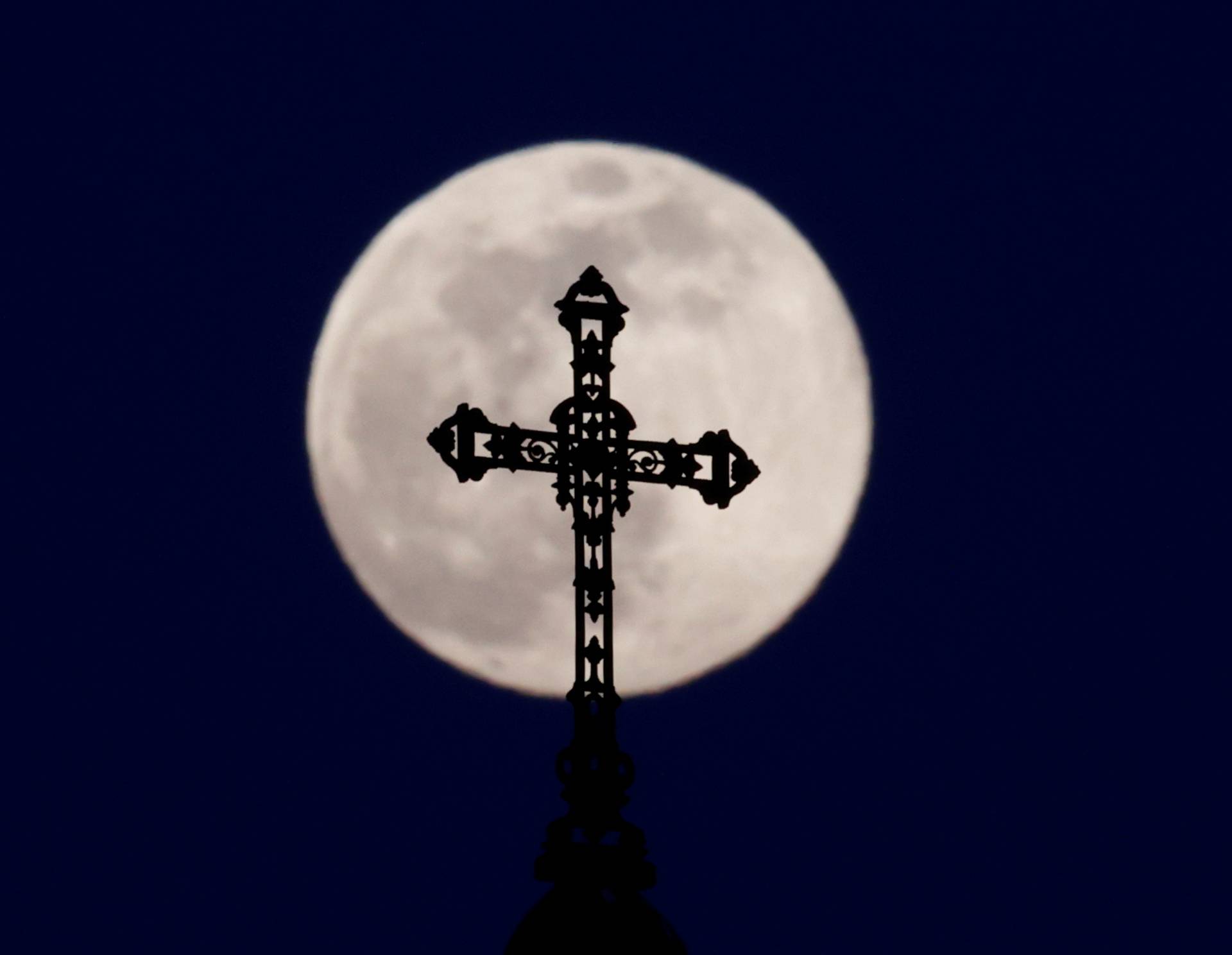 The pink supermoon rises in Wolxheim