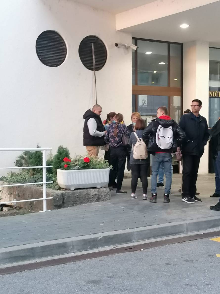 'Četvero koji su odbili test su udaljeni s posla i neće im biti plaćeno. Mogući su i otkazi'