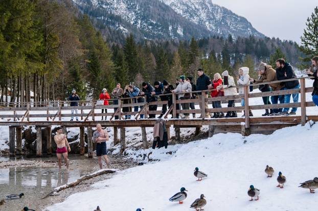 FOTO Bacali ga, udarali i ledili na Kranjskoj Gori: Stigla je nova izdržljiva Honor Magic 8 serija