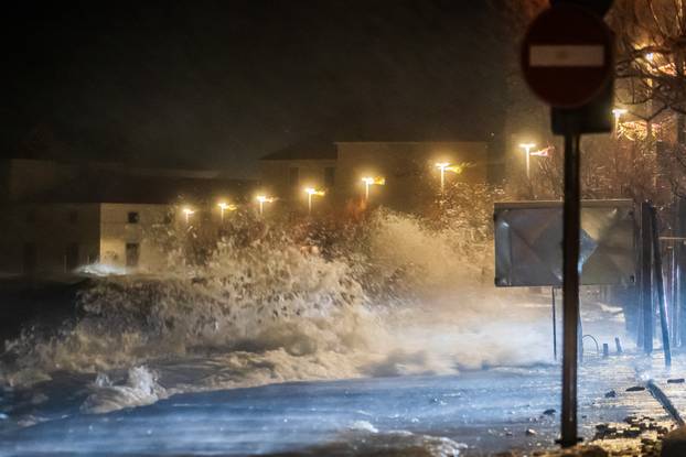 Kaštela: Ciklonalna plima poplavila rivu i okolne ulice
