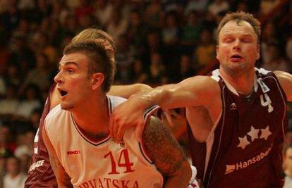 Košarkaši sa +22 nadigrali Latviju u Izmiru