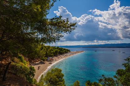 Zlatni rat bio je prepun turista na zadnji vikend u kolovozu