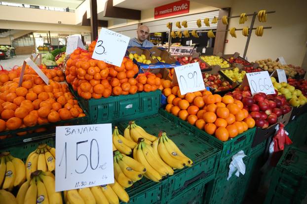 Cijene voća i povrća na gradskoj tržnici Karlovac izražene su u eurima