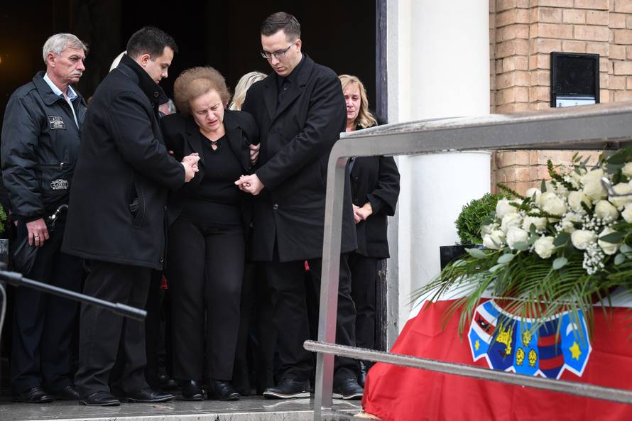 Supruga Dudeka neutješna na sprovodu: 'Ostao si naš pajdaš'