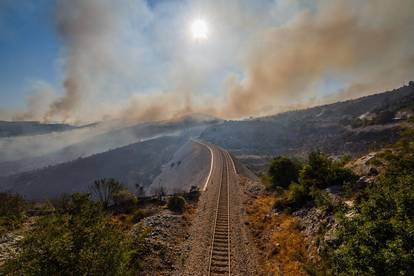 FOTO Vatrogasci će kod Segeta Gornjeg dežurati cijelu noć