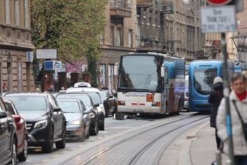 Zagreb: U Ilici zbog sudara tramvaja i autobusa zaustavljen tramvajski promet