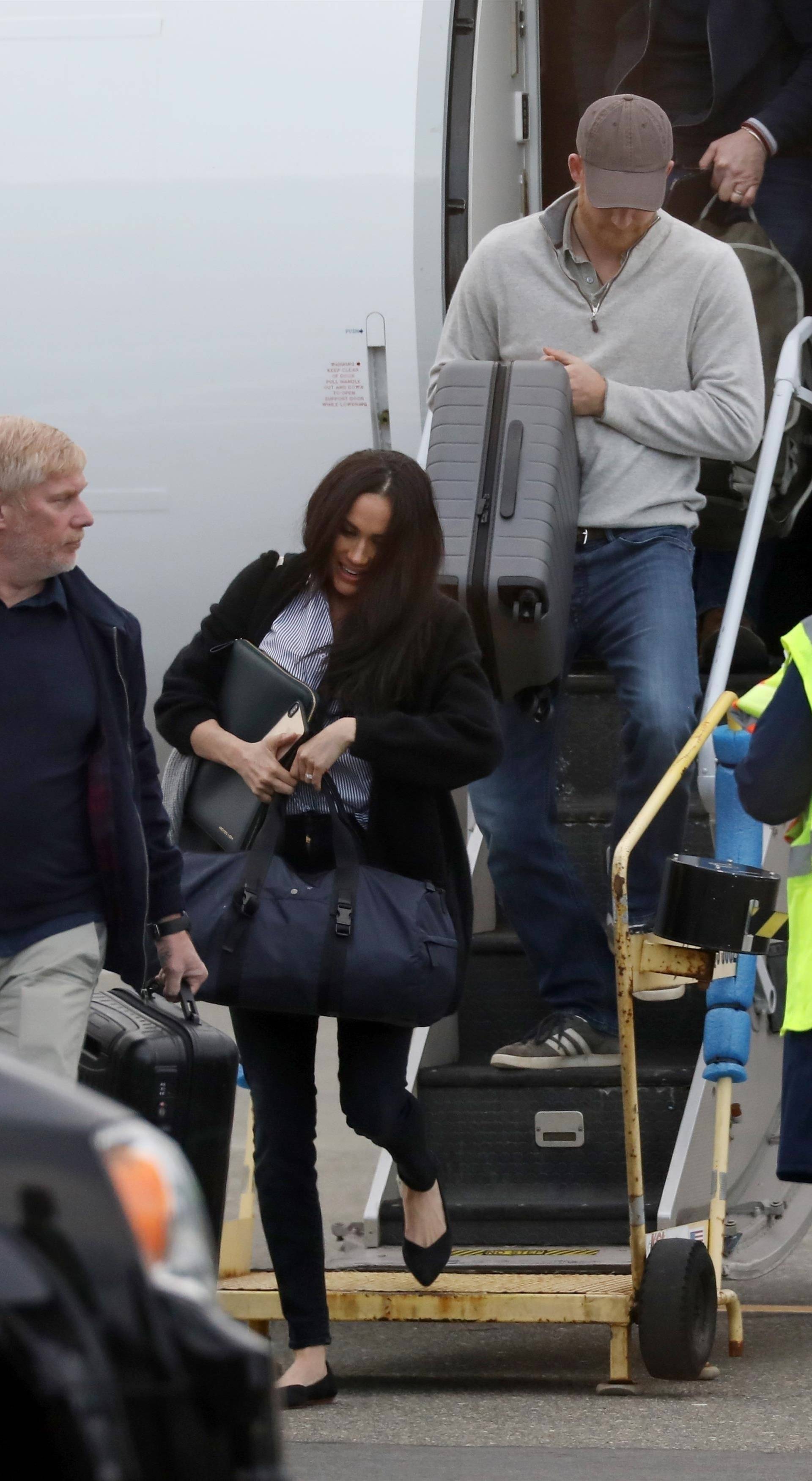 *PREMIUM-EXCLUSIVE* Meghan her Mark! Duchess leads Harry back to Canada