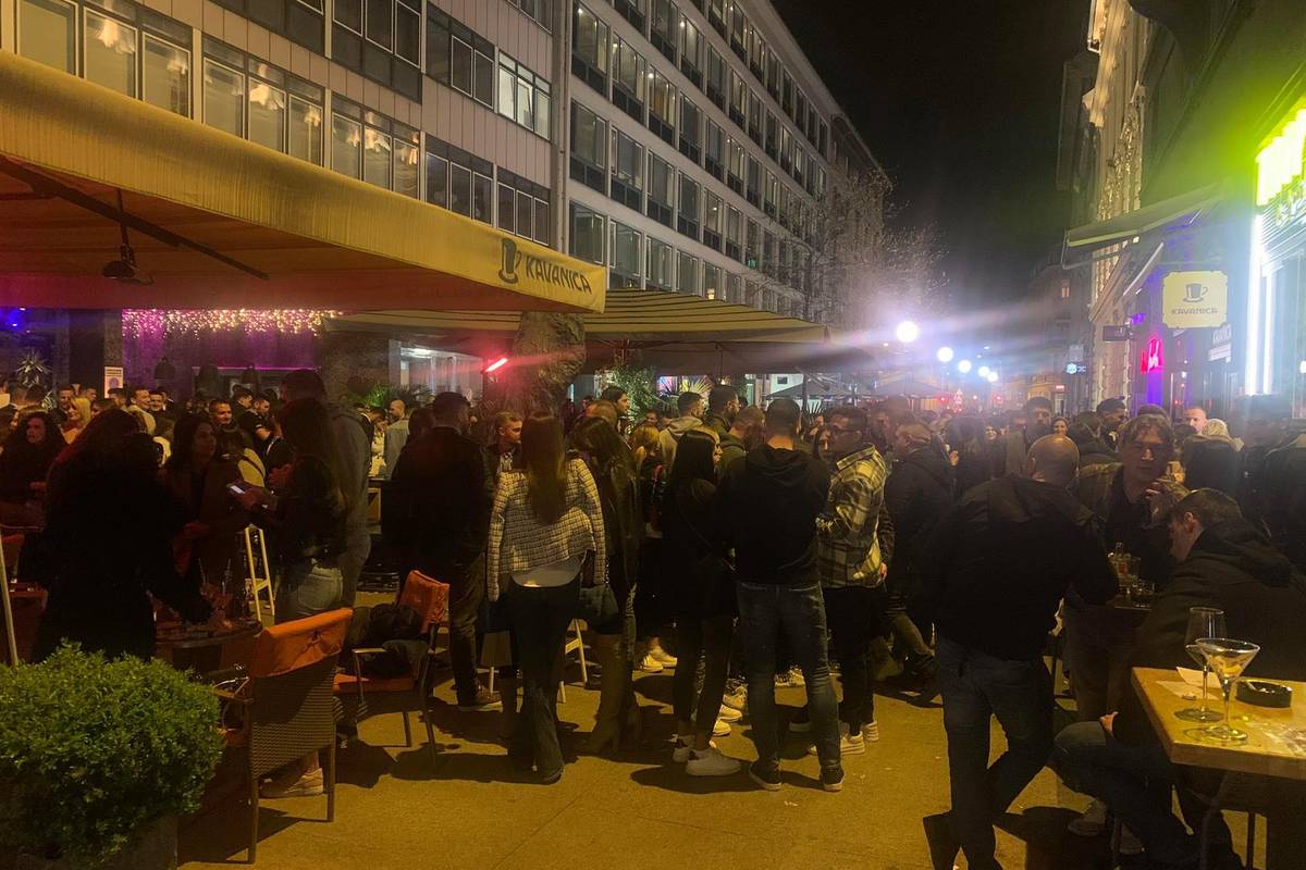 Hrpa ljudi u centru Zagreba: Na terasama se družilo i zapjevalo