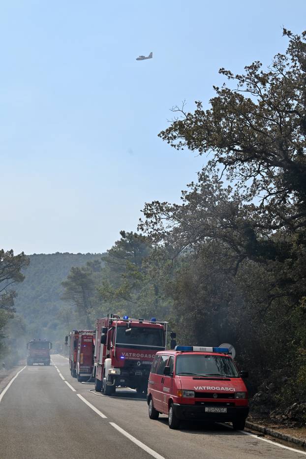 FOTO Kanaderi cijeli dan u akciji: Pogledajte kako gase požare diljem Dalmacije