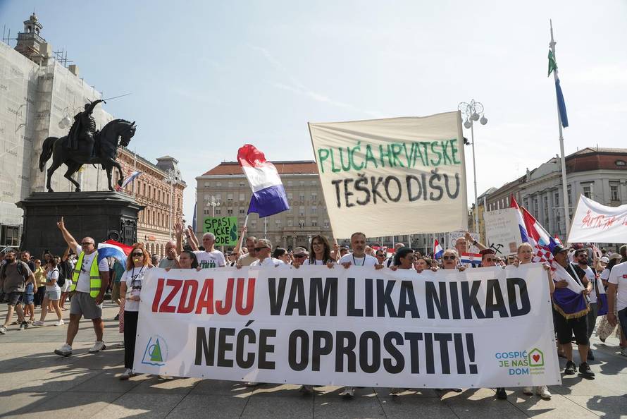 Glavni trg u Zagrebu prepun prosvjednika zbog opasnog otpada u Lici